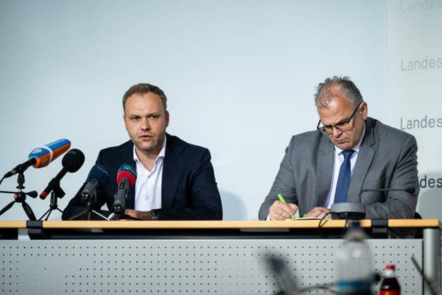 STATE PRESS CONFERENCE THURINGIA 13 05 2026 Erfurt The deputy leader of the AfD parliamentary group in the Thuringian state parliament, Daniel Haseloff AfD, l , and press spokesman Hans Jörg Jenewein r at the state press conference in Thuringia on May 13, 2026