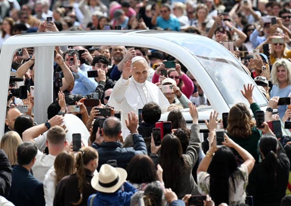 Pope Leo XIV Leads The General Audience - Vatican Pope Leo XIV attends the weekly general audience in Saint Peter’s square, Vatican on May 13, 2026. Photo by Eric Vandeville ABACAPRESS.COM Rome Vatican (or Holy See)  Copyright: xVandevillexEric ABACAx