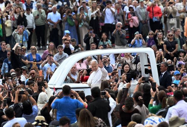 Pope Leo XIV Leads The General Audience - Vatican Pope Leo XIV attends the weekly general audience in Saint Peter’s square, Vatican on May 13, 2026. Photo by Eric Vandeville ABACAPRESS.COM Rome Vatican (or Holy See)  Copyright: xVandevillexEric ABACAx
