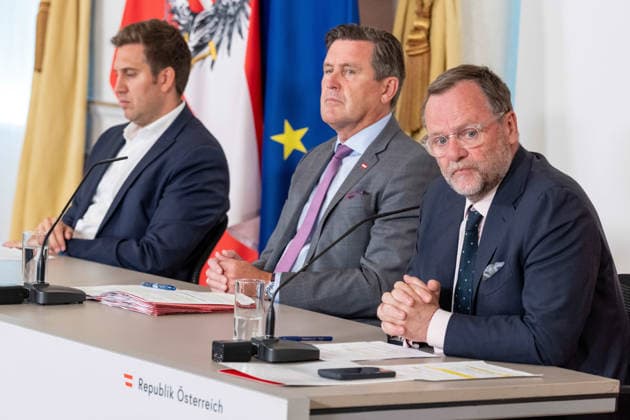 20260513 Pressefoyer nach dem Ministerrat der Bundesregierung WIEN, OESTERREICH - MAI 13: Staatssekretaer im Bundeskanzleramt Alexander Proell (OeVP), Bundesminister fuer Innovation, Mobilitaet und Infrastruktur Peter Hanke (SPOe) und Staatssekretaer im Bundesministerium fuer europaeische und internationale Angelegenheiten Sepp Schellhorn (NEOS) beim Pressefoyer - nach dem Ministerrat der Bundesregierung im Bundesdenkmalamt am 13. Mai 2026 in Wien, Oesterreich. 260513_SEPA_10_009 Copyright: xMichaelxIndrax SEPAxMedia