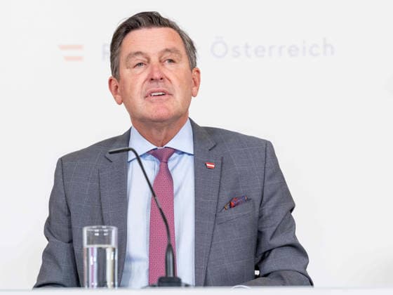 20260513 Pressefoyer nach dem Ministerrat der Bundesregierung WIEN, OESTERREICH - MAI 13: Bundesminister fuer Innovation, Mobilitaet und Infrastruktur Peter Hanke (SPOe) beim Pressefoyer - nach dem Ministerrat der Bundesregierung im Bundesdenkmalamt am 13. Mai 2026 in Wien, Oesterreich. 260513_SEPA_10_010 Copyright: xMichaelxIndrax SEPAxMedia