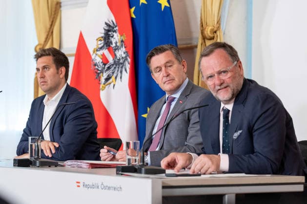 20260513 Pressefoyer nach dem Ministerrat der Bundesregierung WIEN, OESTERREICH - MAI 13: Staatssekretaer im Bundeskanzleramt Alexander Proell (OeVP), Bundesminister fuer Innovation, Mobilitaet und Infrastruktur Peter Hanke (SPOe) und Staatssekretaer im Bundesministerium fuer europaeische und internationale Angelegenheiten Sepp Schellhorn (NEOS) beim Pressefoyer - nach dem Ministerrat der Bundesregierung im Bundesdenkmalamt am 13. Mai 2026 in Wien, Oesterreich. 260513_SEPA_10_015 Copyright: xMichaelxIndrax SEPAxMedia