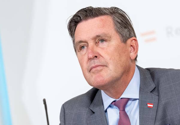 20260513 Pressefoyer nach dem Ministerrat der Bundesregierung WIEN, OESTERREICH - MAI 13: Bundesminister fuer Innovation, Mobilitaet und Infrastruktur Peter Hanke (SPOe) beim Pressefoyer - nach dem Ministerrat der Bundesregierung im Bundesdenkmalamt am 13. Mai 2026 in Wien, Oesterreich. 260513_SEPA_10_016 Copyright: xMichaelxIndrax SEPAxMedia