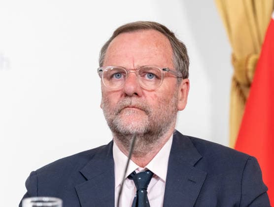 20260513 Pressefoyer nach dem Ministerrat der Bundesregierung WIEN, OESTERREICH - MAI 13: Staatssekretaer im Bundesministerium fuer europaeische und internationale Angelegenheiten Sepp Schellhorn (NEOS) beim Pressefoyer - nach dem Ministerrat der Bundesregierung im Bundesdenkmalamt am 13. Mai 2026 in Wien, Oesterreich. 260513_SEPA_10_020 Copyright: xMichaelxIndrax SEPAxMedia