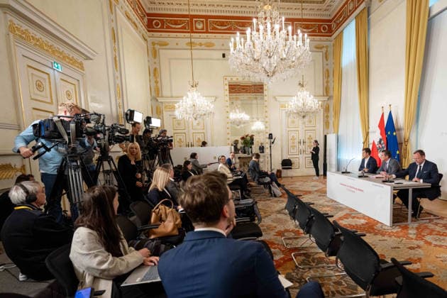 20260513 Pressefoyer nach dem Ministerrat der Bundesregierung WIEN, OESTERREICH - MAI 13: Staatssekretaer im Bundeskanzleramt Alexander Proell (OeVP), Bundesminister fuer Innovation, Mobilitaet und Infrastruktur Peter Hanke (SPOe) und Staatssekretaer im Bundesministerium fuer europaeische und internationale Angelegenheiten Sepp Schellhorn (NEOS) beim Pressefoyer - nach dem Ministerrat der Bundesregierung im Bundesdenkmalamt am 13. Mai 2026 in Wien, Oesterreich. 260513_SEPA_10_022 Copyright: xMichaelxIndrax SEPAxMedia
