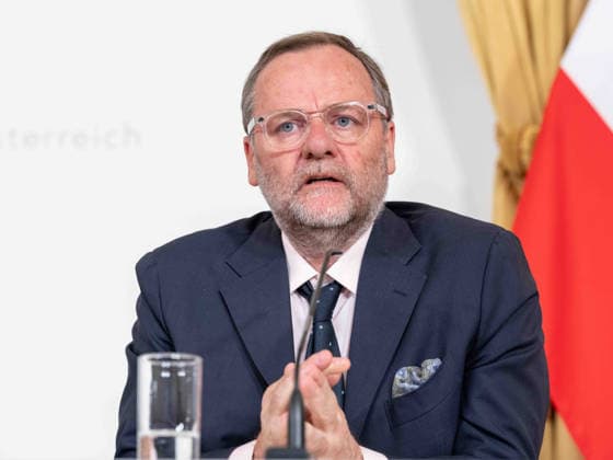 20260513 Pressefoyer nach dem Ministerrat der Bundesregierung WIEN, OESTERREICH - MAI 13: Staatssekretaer im Bundesministerium fuer europaeische und internationale Angelegenheiten Sepp Schellhorn (NEOS) beim Pressefoyer - nach dem Ministerrat der Bundesregierung im Bundesdenkmalamt am 13. Mai 2026 in Wien, Oesterreich. 260513_SEPA_10_023 Copyright: xMichaelxIndrax SEPAxMedia