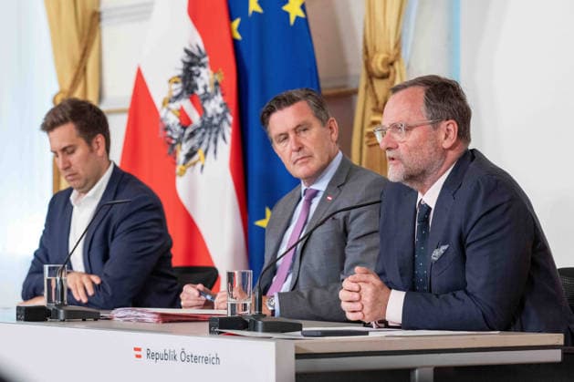20260513 Pressefoyer nach dem Ministerrat der Bundesregierung WIEN, OESTERREICH - MAI 13: Staatssekretaer im Bundeskanzleramt Alexander Proell (OeVP), Bundesminister fuer Innovation, Mobilitaet und Infrastruktur Peter Hanke (SPOe) und Staatssekretaer im Bundesministerium fuer europaeische und internationale Angelegenheiten Sepp Schellhorn (NEOS) beim Pressefoyer - nach dem Ministerrat der Bundesregierung im Bundesdenkmalamt am 13. Mai 2026 in Wien, Oesterreich. 260513_SEPA_10_025 Copyright: xMichaelxIndrax SEPAxMedia