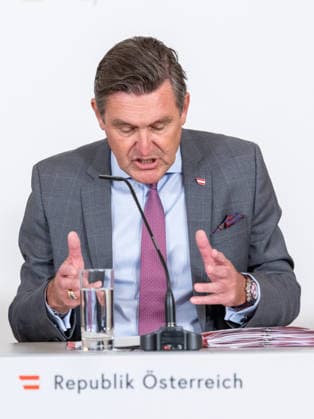 20260513 Pressefoyer nach dem Ministerrat der Bundesregierung WIEN, OESTERREICH - MAI 13: Bundesminister fuer Innovation, Mobilitaet und Infrastruktur Peter Hanke (SPOe) beim Pressefoyer - nach dem Ministerrat der Bundesregierung im Bundesdenkmalamt am 13. Mai 2026 in Wien, Oesterreich. 260513_SEPA_10_005 Copyright: xMichaelxIndrax SEPAxMedia