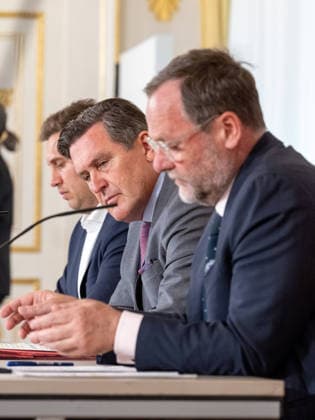 20260513 Pressefoyer nach dem Ministerrat der Bundesregierung WIEN, OESTERREICH - MAI 13: Staatssekretaer im Bundeskanzleramt Alexander Proell (OeVP), Bundesminister fuer Innovation, Mobilitaet und Infrastruktur Peter Hanke (SPOe) und Staatssekretaer im Bundesministerium fuer europaeische und internationale Angelegenheiten Sepp Schellhorn (NEOS) beim Pressefoyer - nach dem Ministerrat der Bundesregierung im Bundesdenkmalamt am 13. Mai 2026 in Wien, Oesterreich. 260513_SEPA_10_008 Copyright: xMichaelxIndrax SEPAxMedia