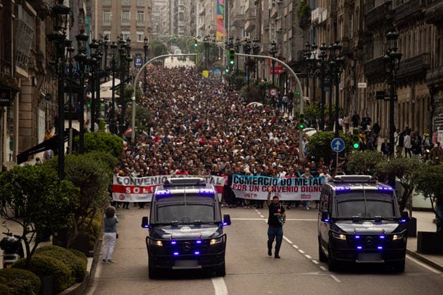 Second day of the metal strike in Vigo Hundreds of people demonstrate during the second day of the Metal sector strike, on 13 May 2026, in Vigo, Pontevedra, Galicia Spain The Metal sector today celebrates the second of three days of strike called for 7, 13 and 14 May with the aim of denouncing the lack of progress in the negotiation of the new agreement despite more than 10 meetings between unions and employers 13 MAY 2026 MANIFESTATION LABOR DISPUTE STRIKE Adriá Vigo, Pontevedra, Galicia Vigo, Pontevedra, Galicia Espana  Copyright: xAdrianxIragox 7519738