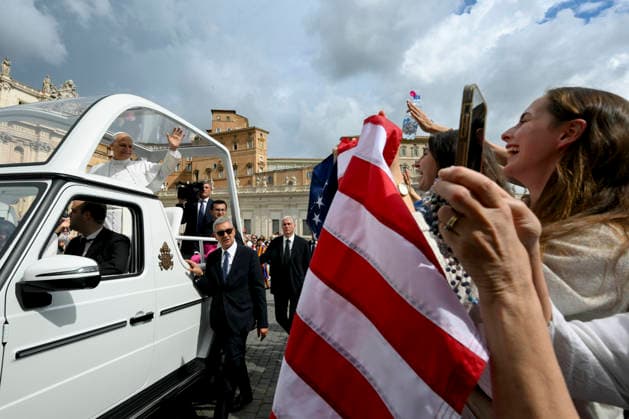 ITALY - POPE LEO XIV DURING THE WEEKLY GENERAL AUDIENCE AT ST PETER S SQAUTE IN THE VATICAN - 2026 5 13 Italy, Rome, Vatican, 2026 5 13 .Pope Leo XIV a during the weekly general audience at St Peter s Square in The Vatican EDITORIAL USE ONLY - NO BOOKS Copyright: xVATICANxMEDIAx