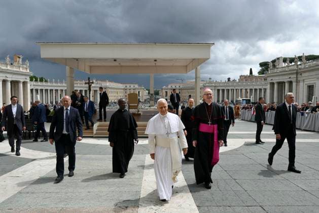 ITALY - POPE LEO XIV DURING THE WEEKLY GENERAL AUDIENCE AT ST PETER S SQAUTE IN THE VATICAN - 2026 5 13 Italy, Rome, Vatican, 2026 5 13 .Pope Leo XIV a during the weekly general audience at St Peter s Square in The Vatican EDITORIAL USE ONLY - NO BOOKS Copyright: xVATICANxMEDIAx