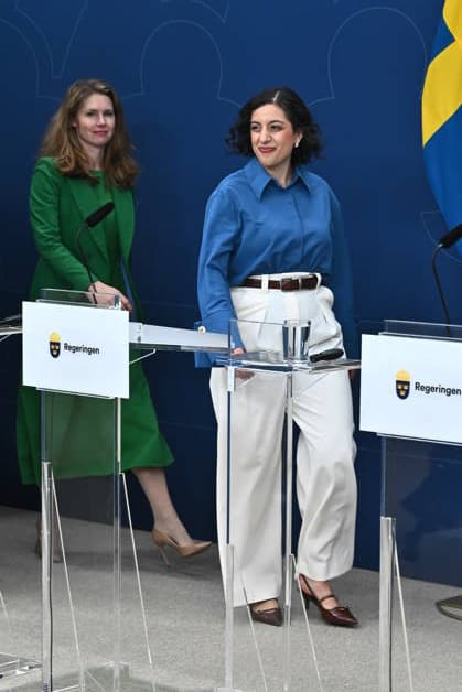 STOCKHOLM, SWEDEN 20260513 Minister of Education and Integration Simona Mohamsson L and Josefin Malmqvist, education policy spokesperson for the Moderates during a press conference on Wednesday when the government presents several proposals to tighten the conditions for the independent school sector STOCKHOLM SWEDEN x10090x  Copyright: xClaudioxBresciani TTx REGERINGEN FÖRSLAG OM SKÄRPTA VILKOR FÖR FRISKOLESEKTORN pnRVWNxFnkI