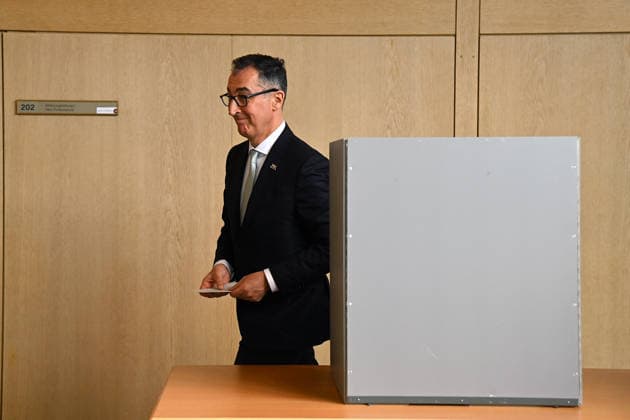 Cem OEZDEMIR on his way to the ballot box,Voting,Voting Minister President election in Baden Wuerttemberg on 13 05 2026 in the state parliament in Stuttgart