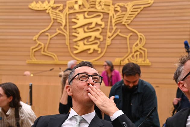 Cem OEZDEMIR in the plenary hall in the state parliament, kissing his wife Flavia ZAKA Minister President election in Baden Wuerttemberg on 13 05 2026 in the state parliament in Stuttgart
