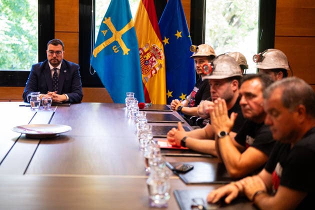 The miners of Mina Miura complete their march on foot in Oviedo to demand the payment of their back wages Workers of the Mina Miura mine in Ibias meet with the President of the Principality of Asturias, Adrián Barbón i , upon their arrival on foot in front of the General Assembly of the Principality of Asturias, on May 13, 2026, in Oviedo, Asturias Spain The workers, who completed the march after a fifteen-day underground lockout, demand effective solutions to the paralysis of the activity and the immediate payment of up to 13 outstanding salaries owed by the company 13 MAY 2026 STRIKE MANIFESTATION LABOR CONFLICT Oviedo, Asturias Oviedo, Asturias Spain Copyright: xJuanxVegax 7520131