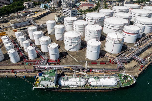 HONGKONG-DAILY A general view showing an oil tankers docked next to storage tanks at an oil depot in Hong Kong, May 13, 2026. NEXPHER Vernon Yuen HONG KONG
