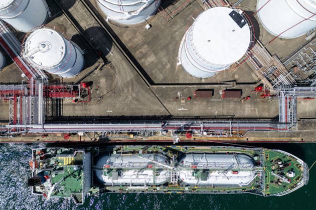 HONGKONG-DAILY A general view showing an oil tankers docked next to storage tanks at an oil depot in Hong Kong, May 13, 2026. NEXPHER Vernon Yuen HONG KONG