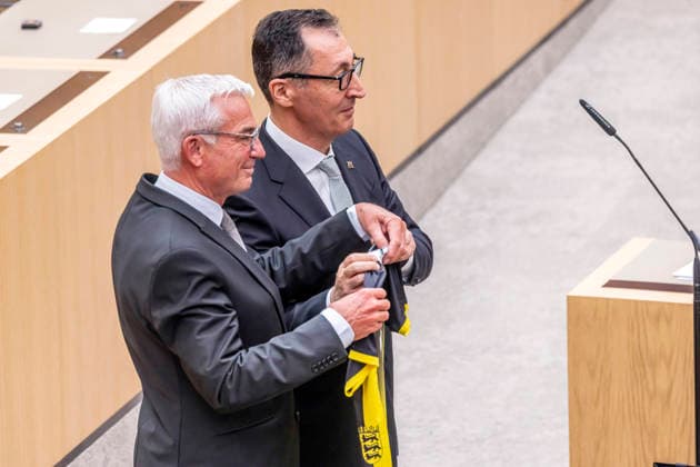 Cem Özdemir is the new Minister President of the state of Baden Württemberg On May 13, the politician from the Green Party was sworn in to the state parliament Among the first well-wishers was Thomas Strobl, CDU, President of the state parliament He presents a sports jersey in the state colors 13 05 2026, Stuttgart, Baden Württemberg, Germany