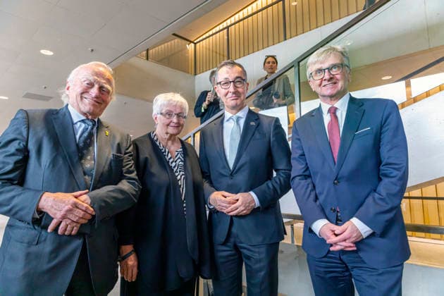 Cem Özdemir is the new Minister President of the state of Baden Württemberg On May 13, the politician from the Green Party was sworn in to the state parliament A delegation from Bad Urach, the politicians home town, was among the visitors to the state parliament and well-wishers Left