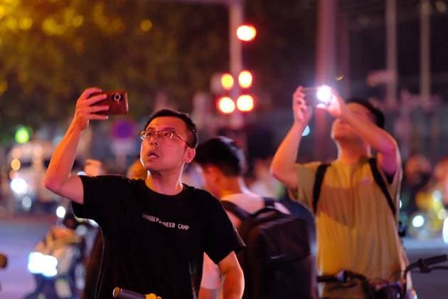 China US 9163803 13.05.2026 People gather to take pictures of the motorcade of U.S. President Donald Trump outside the Four Seasons Hotel in Beijing, China. Trump has arrived in Beijing on a three-day state visit, which became the first visit of the U.S. leader to China in nine years. Alexey Tashchilin Sputnik Beijing China  Copyright: xAlexeyxTashchilinx