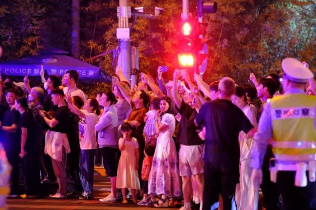 China US 9163806 13.05.2026 People gather to take pictures of the motorcade of U.S. President Donald Trump outside the Four Seasons Hotel in Beijing, China. Trump has arrived in Beijing on a three-day state visit, which became the first visit of the U.S. leader to China in nine years. Alexey Tashchilin Sputnik Beijing China  Copyright: xAlexeyxTashchilinx