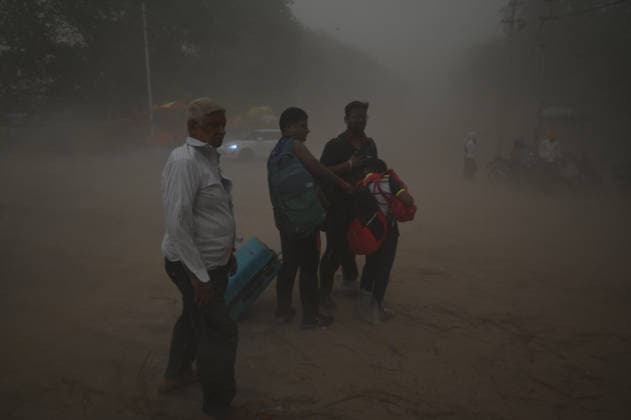 May 13, 2026, Prayagraj, Uttar Pradesh, India: Prayagraj: People during heavy dust storm, in Prayagraj on Wednesday, May 13, 2026. Prayagraj India  - ZUMAv115 20260513_zap_v115_026 Copyright: xPrabhatxKumarxVermax