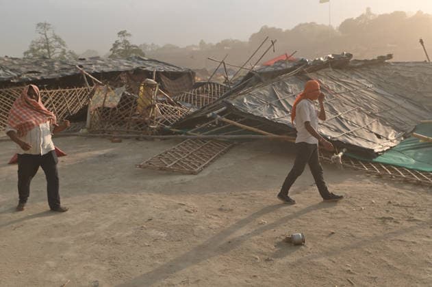 May 13, 2026, Prayagraj, Uttar Pradesh, India: Prayagraj: People during heavy dust storm, in Prayagraj on Wednesday, May 13, 2026. Prayagraj India  - ZUMAv115 20260513_zap_v115_028 Copyright: xPrabhatxKumarxVermax