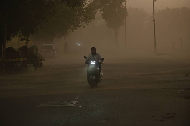 May 13, 2026, Prayagraj, Uttar Pradesh, India: Prayagraj: Vehicle pass trough dust storm, in Prayagraj on Wednesday, May 13, 2026. Prayagraj India - ZUMAv115 20260513_zap_v115_002 Copyright: xPrabhatxKumarxVermax