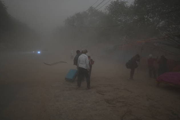 May 13, 2026, Prayagraj, Uttar Pradesh, India: Prayagraj: People during heavy dust storm, in Prayagraj on Wednesday, May 13, 2026. Prayagraj India - ZUMAv115 20260513_zap_v115_015 Copyright: xPrabhatxKumarxVermax