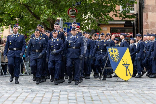 Public pledge of the German Armed Forces on Sebalder Platz, Nuremberg, 13 05 2026 Soldiers of the Germersheim Air Force Training Battalion march into Sebalder Platz in their service uniforms In the foreground the unit badge of the Germersheim Air Force Training Battalion Nuremberg Old Town Saint Sebald Bavaria Germany 20260513-1V9A8058-M4000