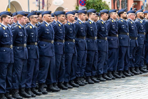 Public pledge of the Bundeswehr on Sebalder Platz, Nuremberg, 13 05 2026 Recruits of the Germersheim Air Force Training Battalion line up in several rows on Sebalder Platz The overall formation shows the width of the unit in the blue service uniform of the Air Force Nuremberg Old Town Saint Sebald Bavaria Germany 20260513-1V9A8079-M4000