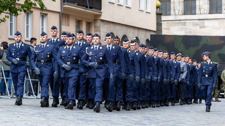 Public pledge of the Bundeswehr on Sebalder Platz, Nuremberg, 13 05 2026 Around 120 recruits from the Germersheim Air Force Training Battalion take their ceremonial pledge on Sebalder Platz Voluntary military service members or temporary soldiers take their oath of service Lord Mayor Marcu 20260513-1V9A8085-M4000