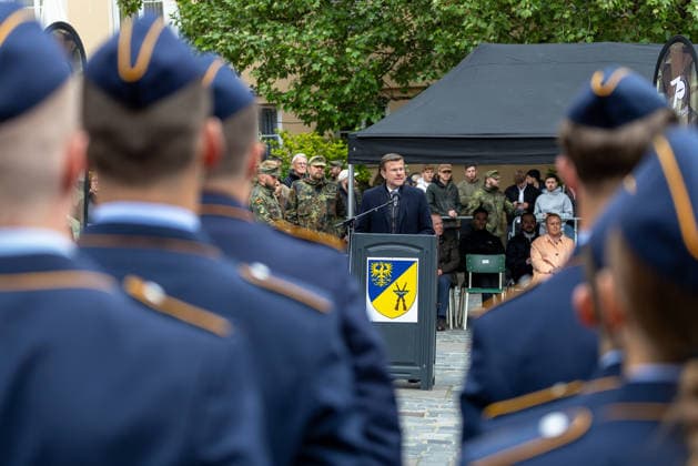 Public pledge of the Bundeswehr on Sebalder Platz, Nuremberg, 13 05 2026 Mayor Marcus König speaks at the lectern in front of the soldiers of the Germersheim Air Force Training Battalion in the background civilian and military guests as well as soldiers in camouflage Nuremberg Old Town Saint Sebald Bavaria Germany 20260513-1V9A8175-M4000