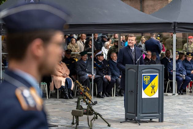Public swearing-in of the Bundeswehr on Sebalder Platz, Nuremberg, 13 05 2026 Lord Mayor Marcus König speaks at the lectern at the public swearing-in ceremony In the foreground a soldier of the honor formation, in the background numerous civilian and military guests as well as a set-up machine gun Nuremberg Old Town Saint Sebald Bavaria Germany 20260513-1V9A8191-M4000