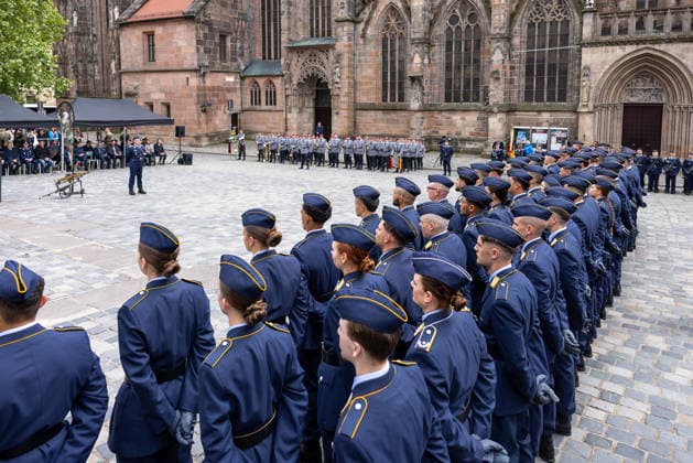 Public pledge of the Bundeswehr on Sebalder Platz, Nuremberg, 13 05 2026 Around 120 recruits from the Germersheim Air Force Training Battalion take their ceremonial pledge on Sebalder Platz Voluntary military service members and temporary soldiers take their oath of service Lord Mayor Marcus König holds the pled 20260513-286A7261-M4000