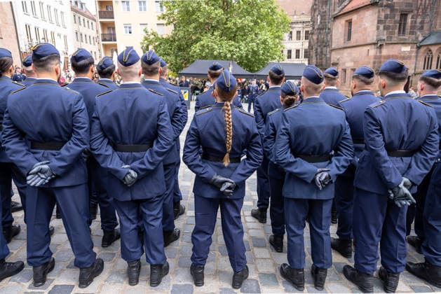 Public pledge of the Bundeswehr on Sebalder Platz, Nuremberg, 13 05 2026 Female and male recruits of the Germersheim Air Force Training Battalion line up in their service uniforms A female soldier with a plait is clearly recognizable among her male comrades Symbolic photo for women in the Bundeswehr and voluntary military service Nuremberg Bavaria Germany 20260513-286A7263-M4000