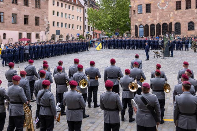 Public pledge of the Bundeswehr on Sebalder Platz, Nuremberg, 13 05 2026 General view of Sebalder Platz during the pledge In the foreground the Veitshöchheim Army Music Corps, behind them the recruits of the Germersheim Air Force Training Battalion with troop flag Numerous spectators line the square Nuremberg Bavaria Germany 20260513-286A7271-M4000