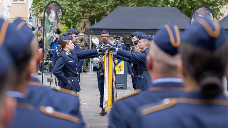 Public pledge of the Bundeswehr on Sebalder Platz, Nuremberg, 13 05 2026 Recruits of the Germersheim Air Force Training Battalion touch the troop flag with flag ribbon at the ceremonial pledge The central moment of the ceremony, at which volunteers in military service take their pledge and regular soldiers take their oath of serv 20260513-286A7336-M4000