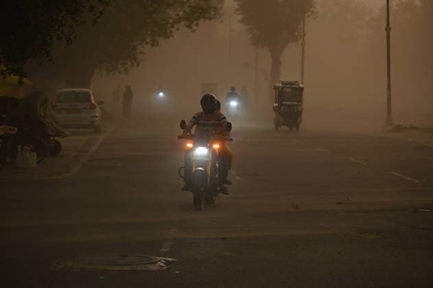 May 13, 2026, Prayagraj, Uttar Pradesh, India: Vehicles pass trough dust storm in Prayagraj, India. Prayagraj India  - ZUMAv115 20260513_zap_v115_005 Copyright: xPrabhatxKumarxVermax