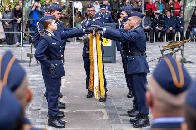 Public pledge of the German Armed Forces on Sebalder Platz, Nuremberg, 13 05 2026 Close-up of the central moment Recruits touch the troop flag with flag ribbon together at the ceremonial pledge of the German Air Force Nuremberg Old Town Saint Sebald Bavaria Germany 20260513-286A7343-M4000