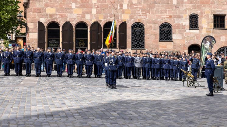 Public pledge of the Bundeswehr on Sebalder Platz, Nuremberg, 13 05 2026 Around 120 recruits from the Germersheim Air Force Training Battalion take their ceremonial pledge on Sebalder Platz Voluntary military service members or temporary soldiers take their oath of service Lord Mayor Marcu 20260513-286A7404-M4000