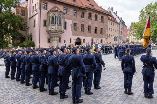 Public pledge of the Bundeswehr on Sebalder Platz, Nuremberg, 13 05 2026 Around 120 recruits from the Germersheim Air Force Training Battalion take their ceremonial pledge on Sebalder Platz Voluntary military service members or temporary soldiers take their oath of service Lord Mayor Marcu 20260513-286A7424-M4000