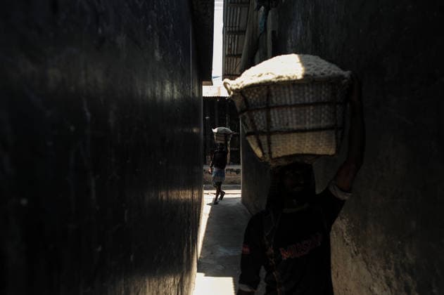 Worker carrie baskets with salt on their heads at the local raw salt refineries industry to transport to Majhir Ghat to distributed across the country, highlighting the riverside hubÃ¢â‚¬â ¢s vital role in BangladeshÃ¢â‚¬â ¢s food supply chain. on May 13, 2026 in Chattogram, Bangladesh. Chattogram USA  - ZUMAe321 20260513_zia_e321_001 Copyright: xMdxRafayatxHaquexKhanx