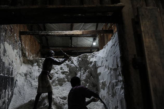 Workers chipping away at salt at the local raw salt refineries industry to transport to Majhir Ghat to distributed across the country, highlighting the riverside hubÃ¢â‚¬â ¢s vital role in BangladeshÃ¢â‚¬â ¢s food supply chain. on May 13, 2026 in Chattogram, Bangladesh. Chattogram USA  - ZUMAe321 20260513_zia_e321_006 Copyright: xMdxRafayatxHaquexKhanx