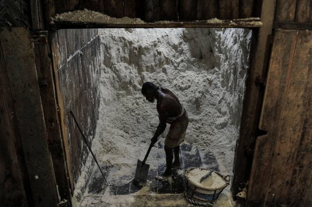 Workers chipping away at salt at the local raw salt refineries industry to transport to Majhir Ghat to distributed across the country, highlighting the riverside hubÃ¢â‚¬â ¢s vital role in BangladeshÃ¢â‚¬â ¢s food supply chain. on May 13, 2026 in Chattogram, Bangladesh. Chattogram USA  - ZUMAe321 20260513_zia_e321_007 Copyright: xMdxRafayatxHaquexKhanx