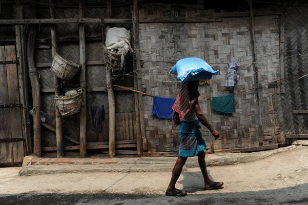 A worker carries a sack of salt on his head at the local raw salt refineries industry to transport to Majhir Ghat to distributed across the country, highlighting the riverside hubÃ¢â‚¬â ¢s vital role in BangladeshÃ¢â‚¬â ¢s food supply chain. on May 13, 2026 in Chattogram, Bangladesh. Chattogram USA  - ZUMAe321 20260513_zia_e321_009 Copyright: xMdxRafayatxHaquexKhanx
