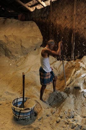 Workers chipping away at salt at the local raw salt refineries industry to transport to Majhir Ghat to distributed across the country, highlighting the riverside hubÃ¢â‚¬â ¢s vital role in BangladeshÃ¢â‚¬â ¢s food supply chain. on May 13, 2026 in Chattogram, Bangladesh. Chattogram USA  - ZUMAe321 20260513_zia_e321_010 Copyright: xMdxRafayatxHaquexKhanx