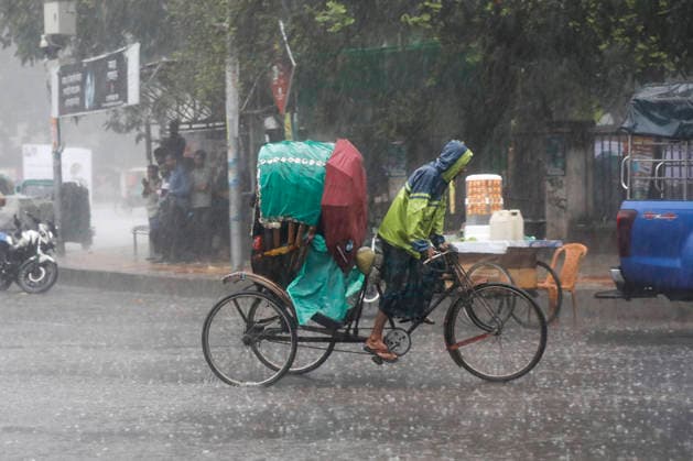 May 13, 2026, Dhaka, Bangladesh: People struggle through heavy rain on a street in Dhaka, Bangladesh, on May 13, 2026, as dark clouds and intense downpours swept across the capital and several parts of the country. Dhaka Bangladesh - ZUMAh355 20260513_zip_h355_040 Copyright: xMd.xRakibulxHasanxRafiux
