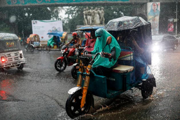May 13, 2026, Dhaka, Bangladesh: People struggle through heavy rain on a street in Dhaka, Bangladesh, on May 13, 2026, as dark clouds and intense downpours swept across the capital and several parts of the country. Dhaka Bangladesh - ZUMAh355 20260513_zip_h355_043 Copyright: xMd.xRakibulxHasanxRafiux